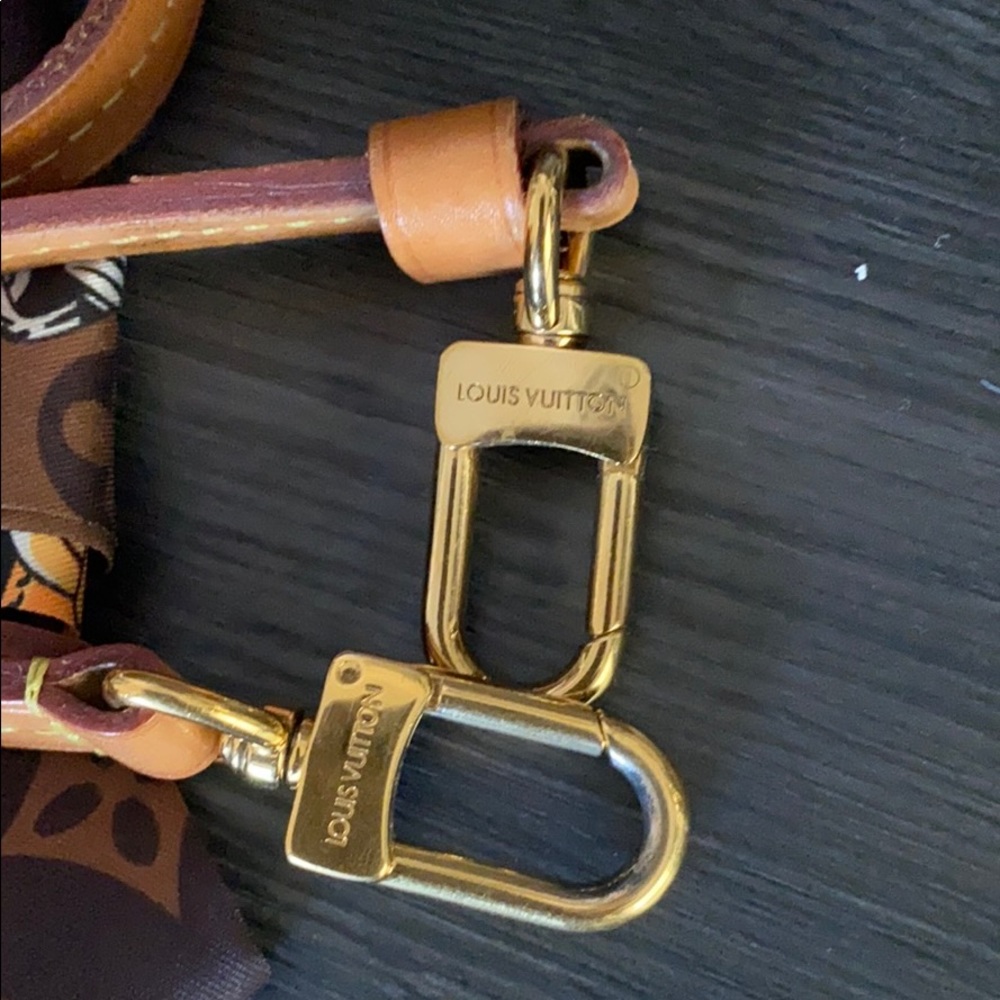 Eye catching 💓LV crossbody💓 - Picture 7 of 16